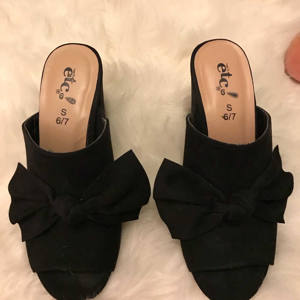 Cute black mules with bow motif